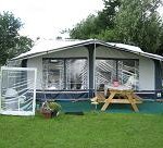 Op minicamping Nieuw Beekdal kunt u een compleet ingerichte caravan huren.